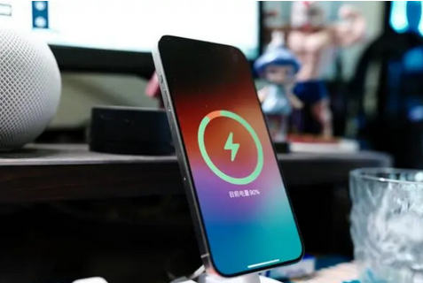 屯溪苹果15换屏服务分享用什么充电器给iPhone15充电更好 